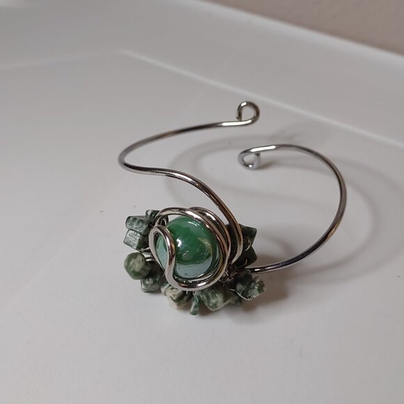 6.5 Inch Weird Green And Silver Tone Bracelet - Picture 8 of 9